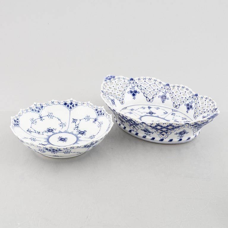 Royal copenhagen, xx pieces of a 'Musselmalet' porcelain service with half lace and full lace pieces, Denmark.