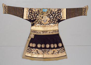 200. ROCK, siden. Längd 131 cm. Kina 1900-talets förra hälft.