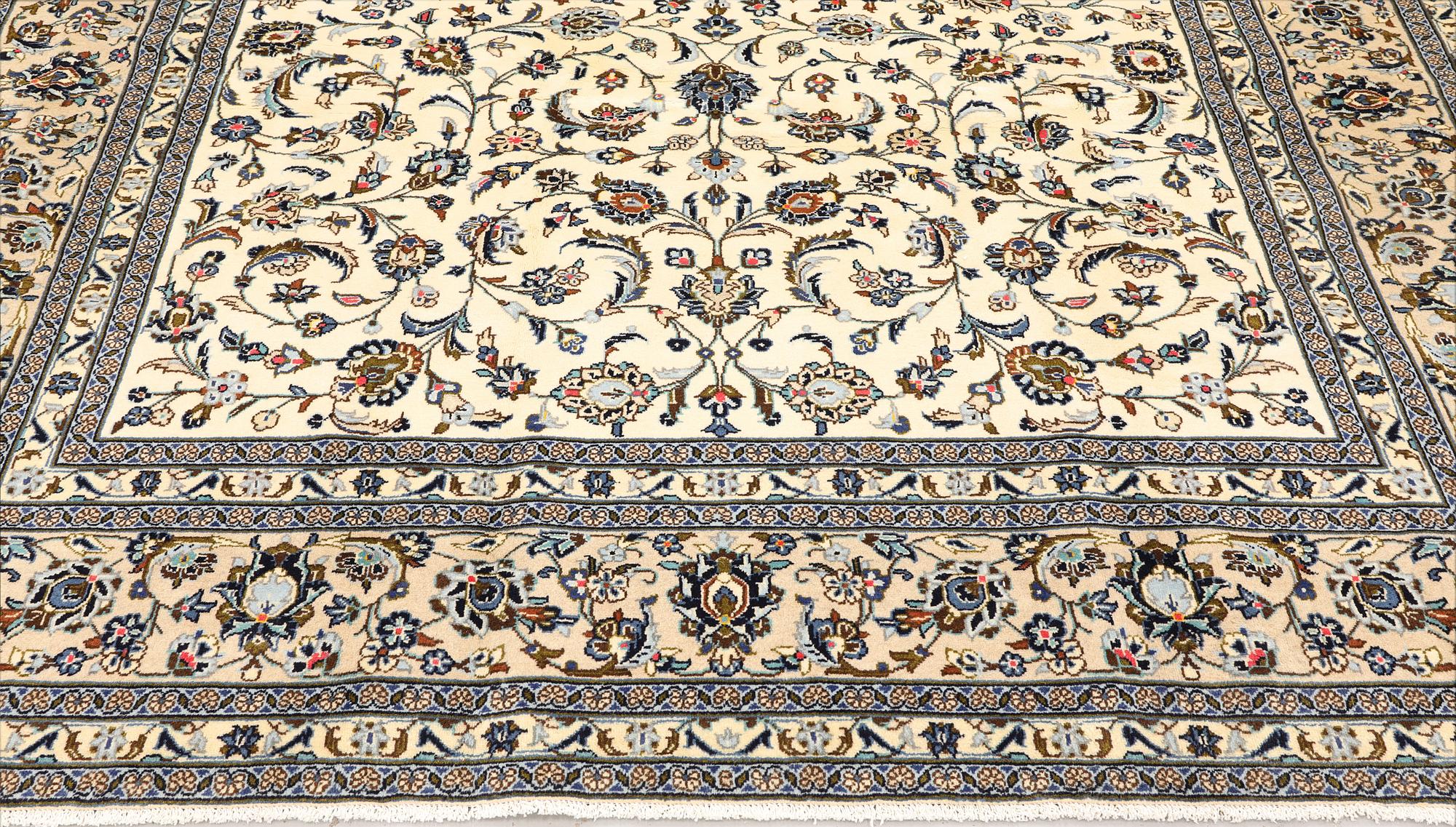 A Keshan carpet, approx. 365 x 250 cm.