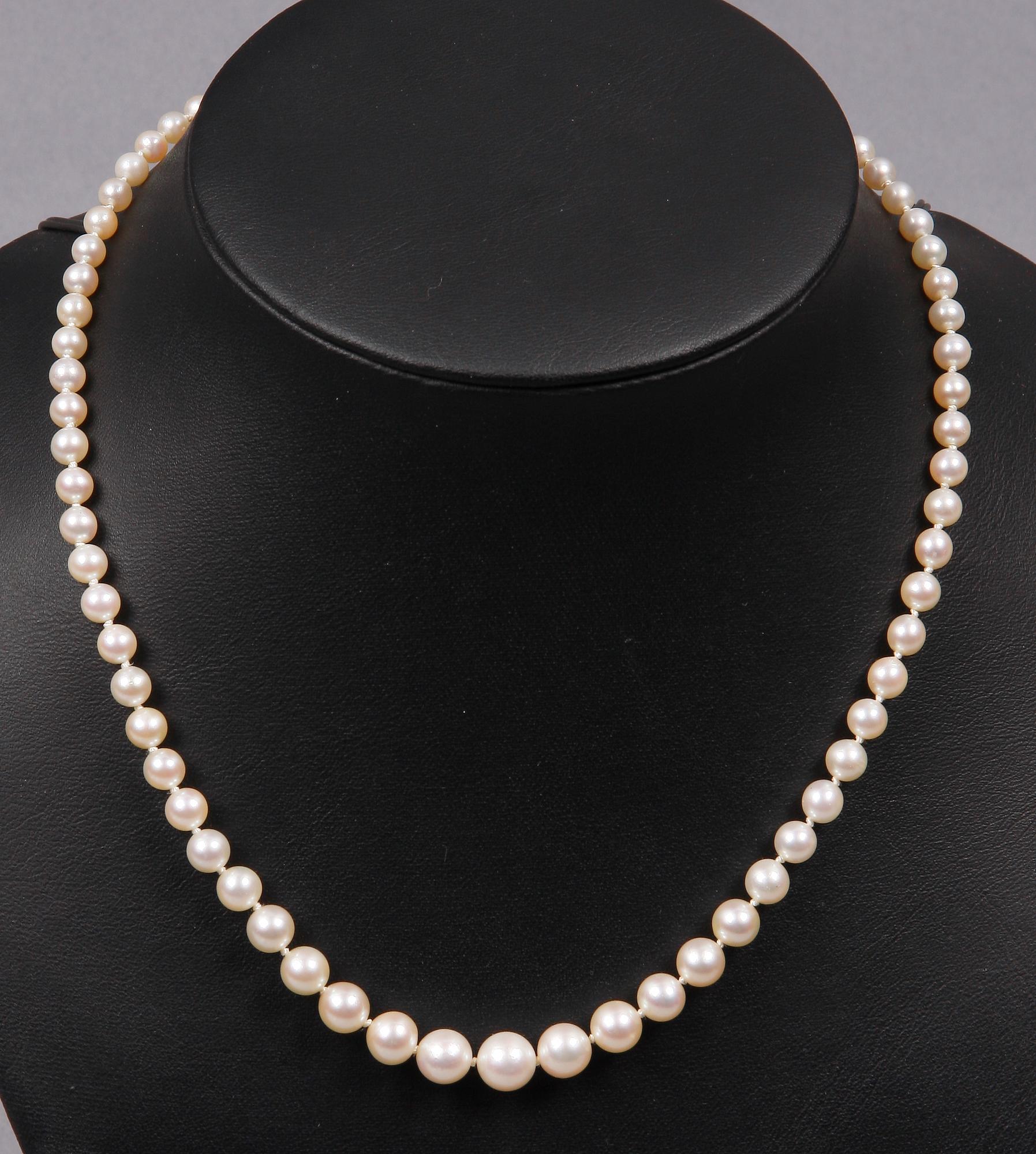 PÄRLCOLLIER, odlade japanska pärlor och silverlås.