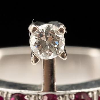 RING, 18k vitguld med briljantslipad diamant ca 0,20ct samt fem rubiner i alliansmodell. Vikt ca 6g.