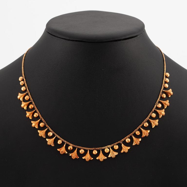 An 18K gold necklace.