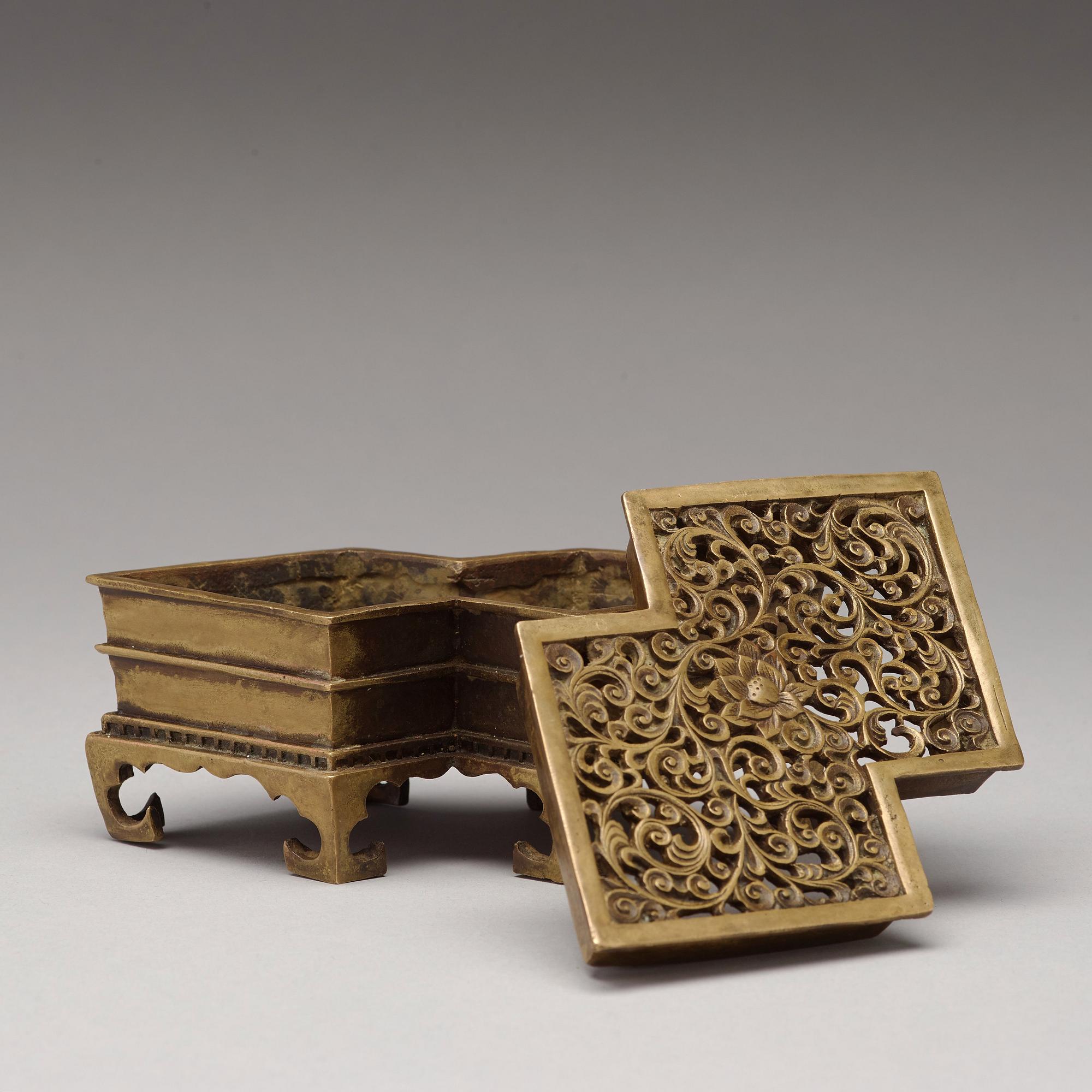 RÖKELSEKAR med LOCK, patinerad brons. Qingdynastin, 1800-tal.