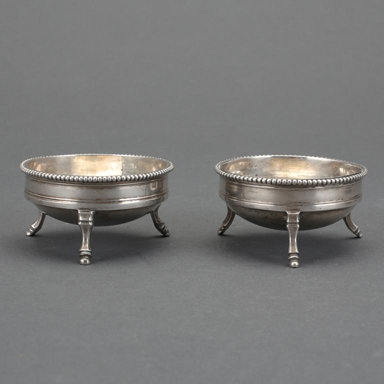 SALTKAR, ett par. Silver. Österrike, oidentifierade stämplar, empire, 1820-30-tal. Vikt ca 138 gram.