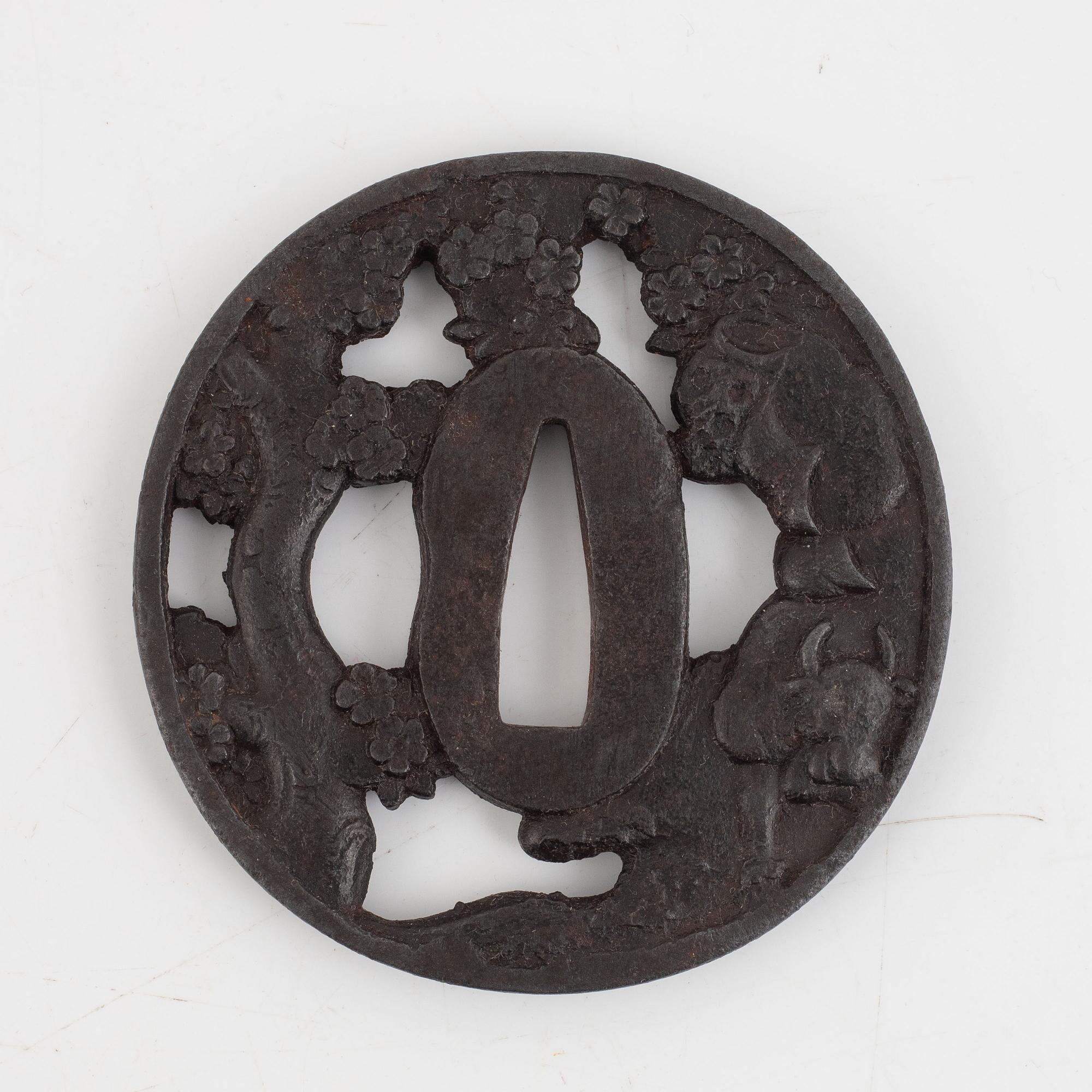 Tsuba, fyra stycken i kiri-box, järn och brons, 1700- och 1800-tal.