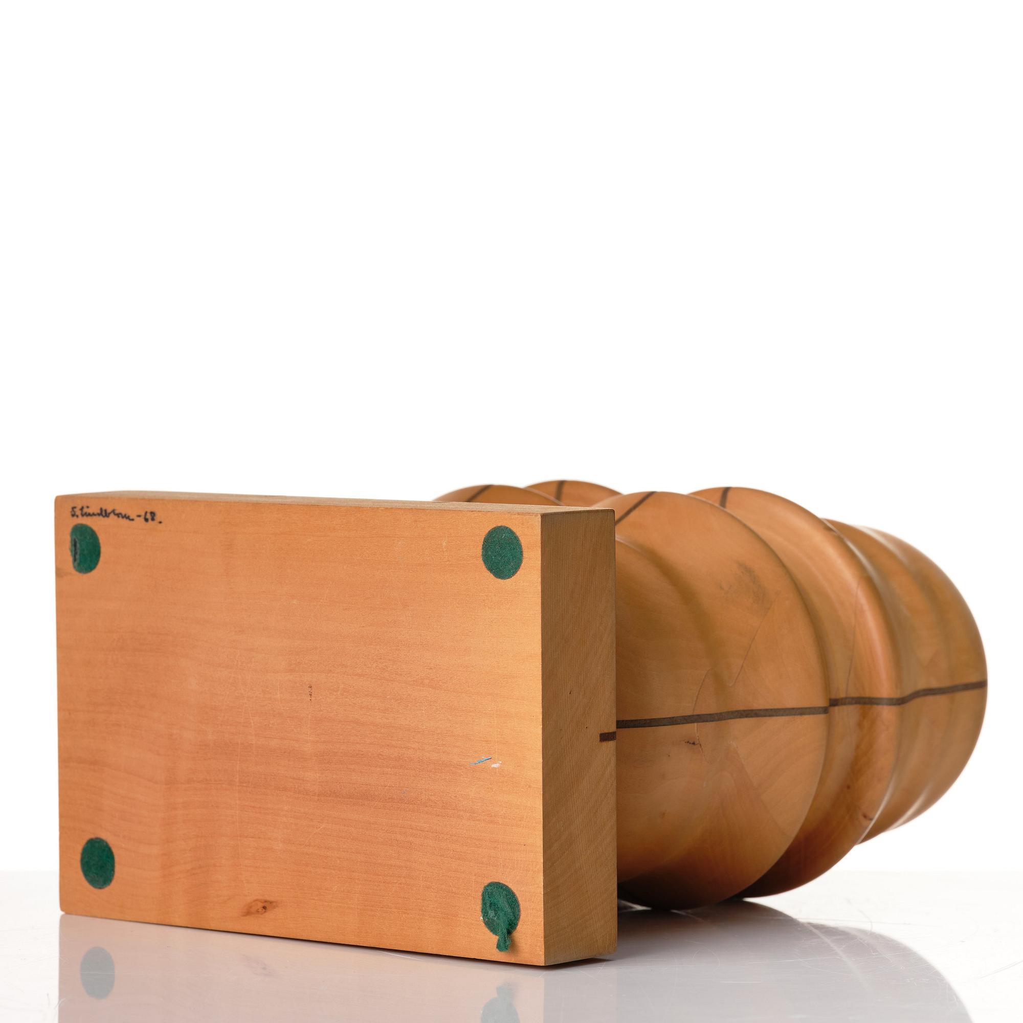 Sivert Lindblom, skulptur, trä, signerad S. Lindblom och daterad -68 undertill.