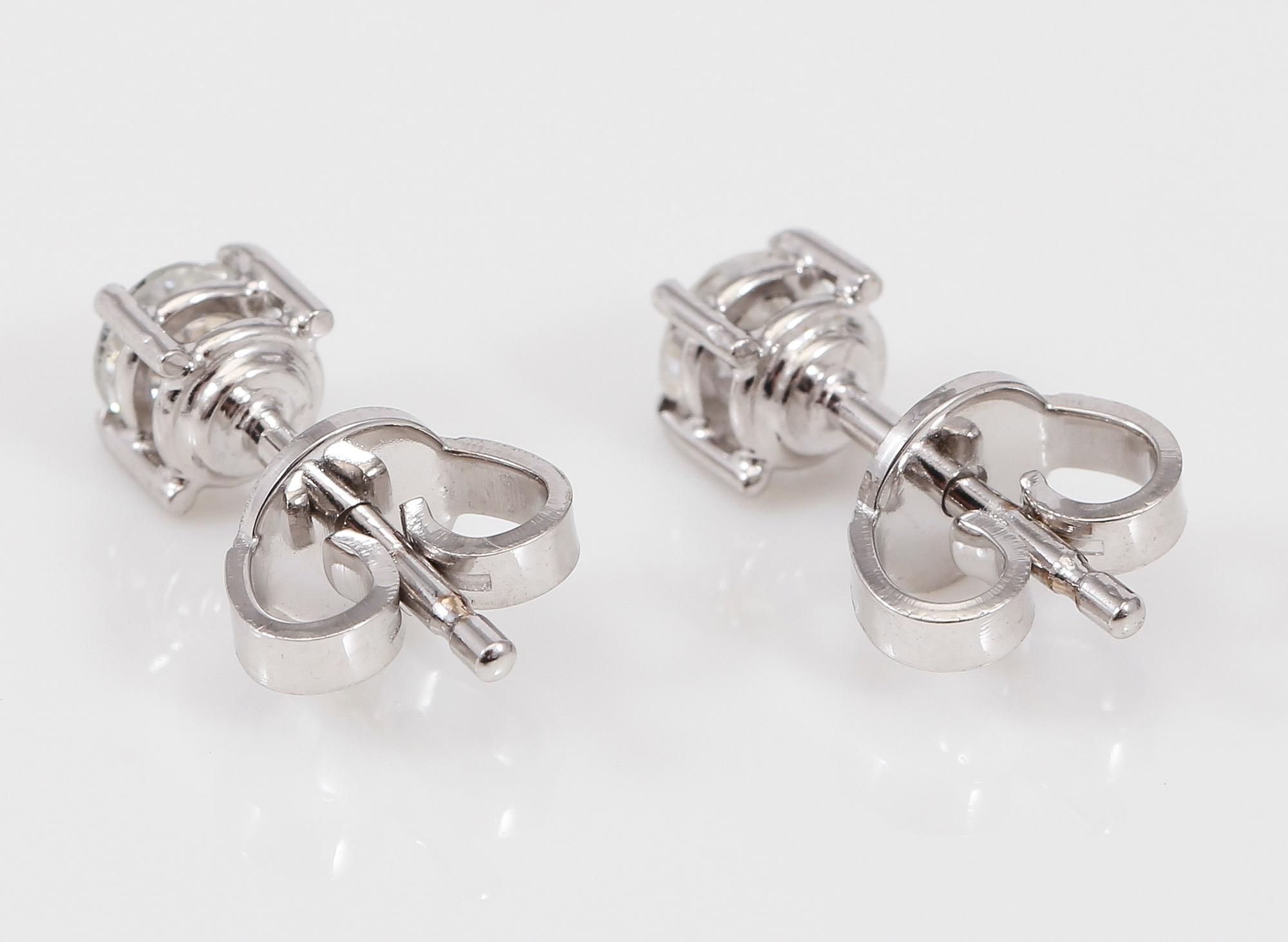 ÖRHÄNGEN, 1 par, solitära briljantslipade diamanter totalt ca 0.40 ct.