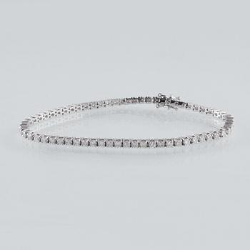 ARMBAND, 18K vitguld med briljantslipade diamanter ca 3.55 ct. Vikt 10,9 gram.