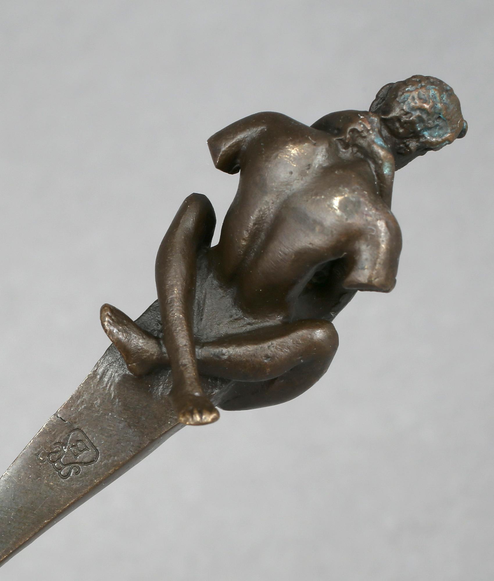 SKRIVBORDSGARNITYR, 4 delar, patinerad brons, erotiska motiv, märkta B, 1900-tal.