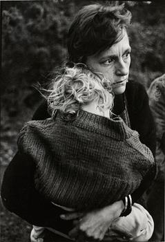 852. CATHARINA GOTBY, fotografi, 1984. Stämpel a tergo Copyright CINA GOTBY, samt påskrift med blyerts "Greenham Common 1984".