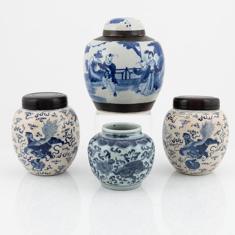 Blue and white ginger jars, a pair + two, Kina, 20th century.