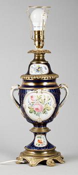 BORDSLAMPA, mässing och porslin, 1800-talets slut.