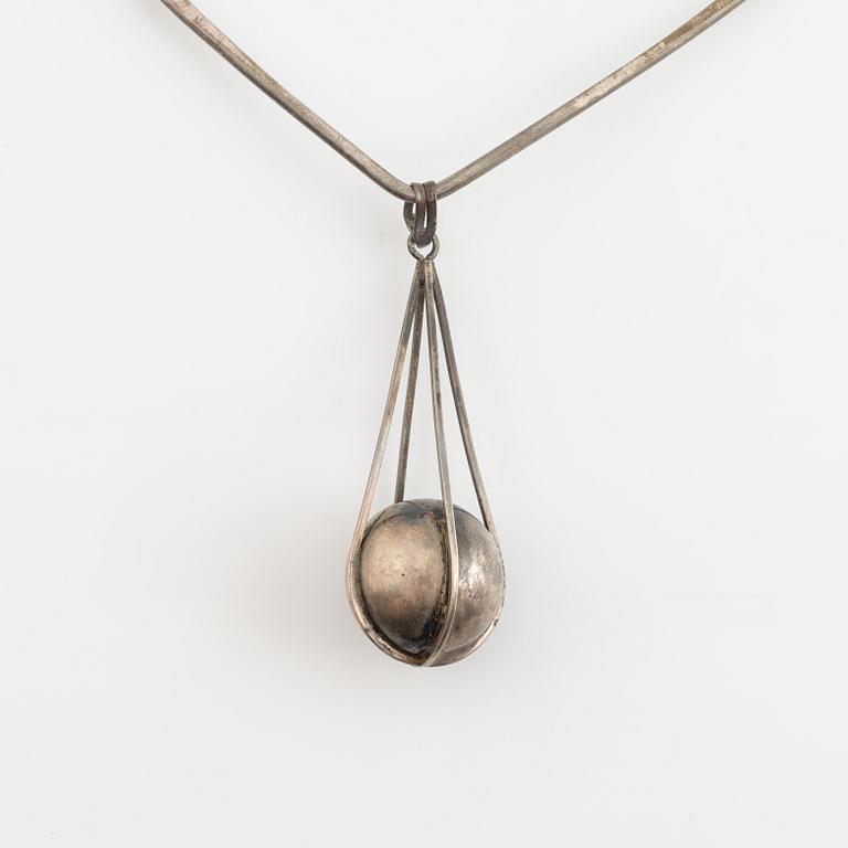 Silver necklace with pendant.