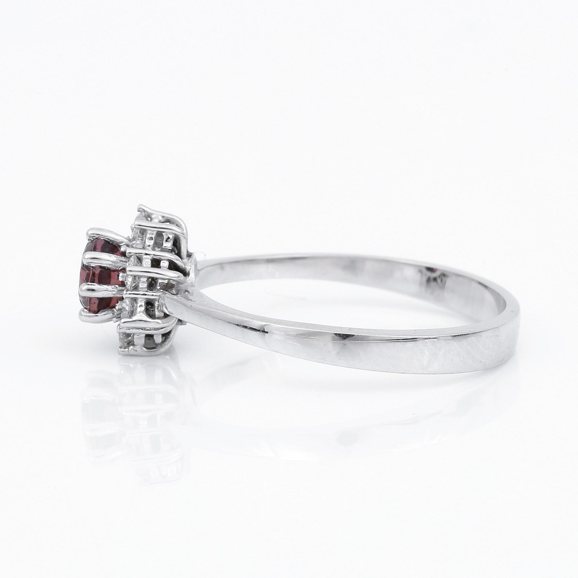 RING, 14K vitguld med turmalin 0,52 ct och 8 briljantslipade diamanter tot ca 0,23 ct. Vikt 2,31 gram.