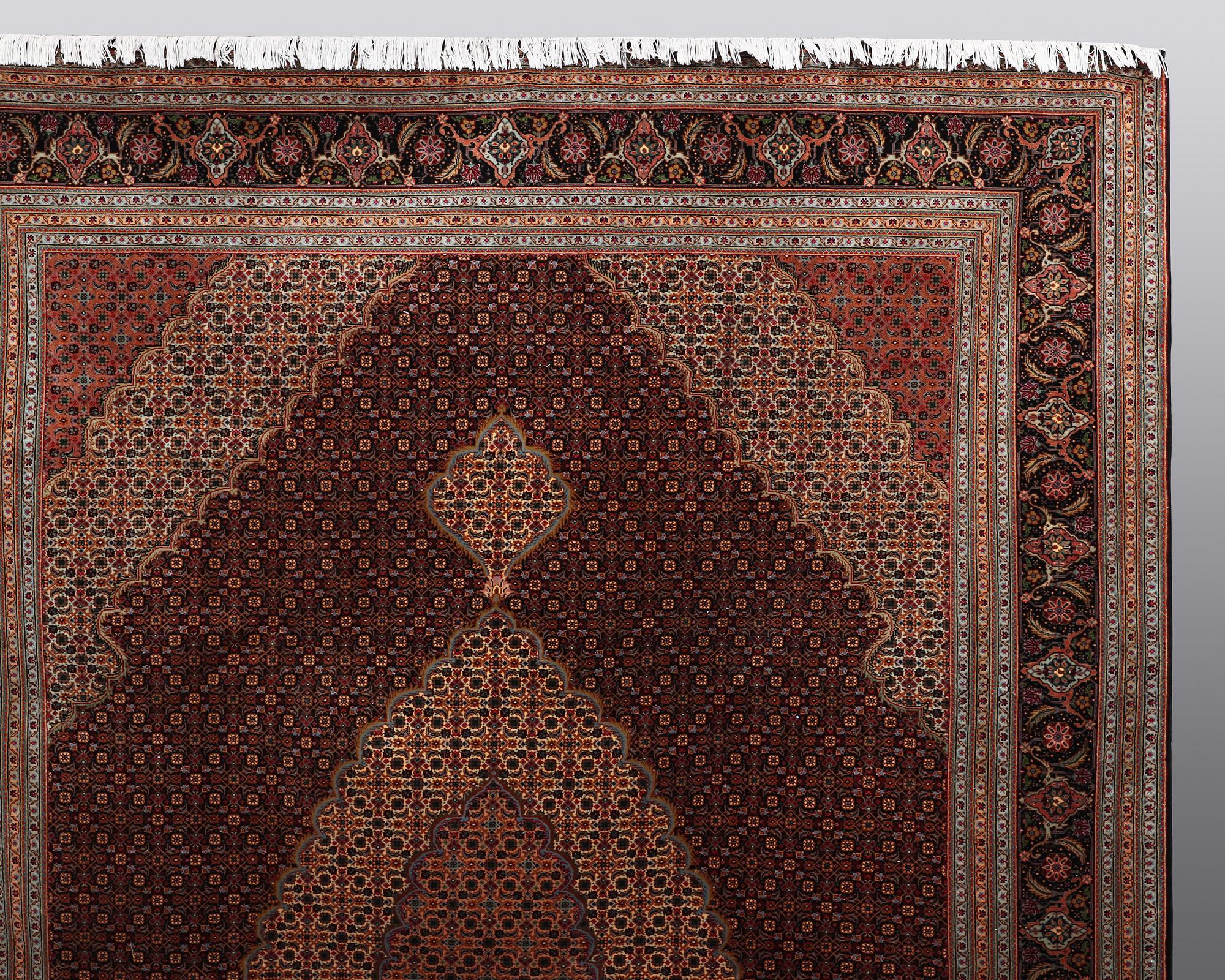 A CARPET, Tabriz, sk Mahi, 60 Raj, 286 x 200 cm.