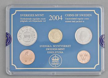 PARTI MINNESMEDALJER ca 40 st OCH 6 MYNTSATSER, mest silver, Sverige sent 1800-tal till 2000-tal. Totalvikt med plastförpackningar exklusive årssatserna ca 1200 gram.