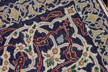 Matta, semiantik Isfahan, signerad Hekmat Nejad, ca 224 x 151 cm (samt 1 respektive 4 cm slätväv på vardera sida).