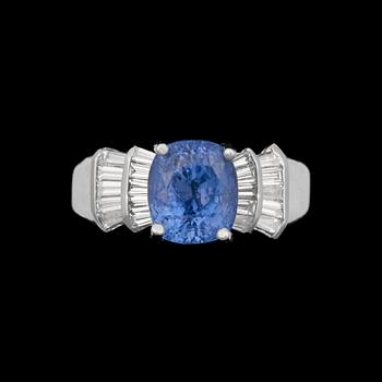 RING, kuddslipad färgväxlande safir ca 3.50 ct, med trapetsslipade diamanter tot ca 0.60 ct.