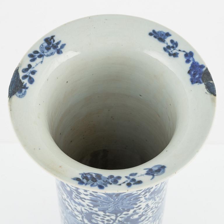 A porcelain vase, China, late Qing dynasty/early 20th century.