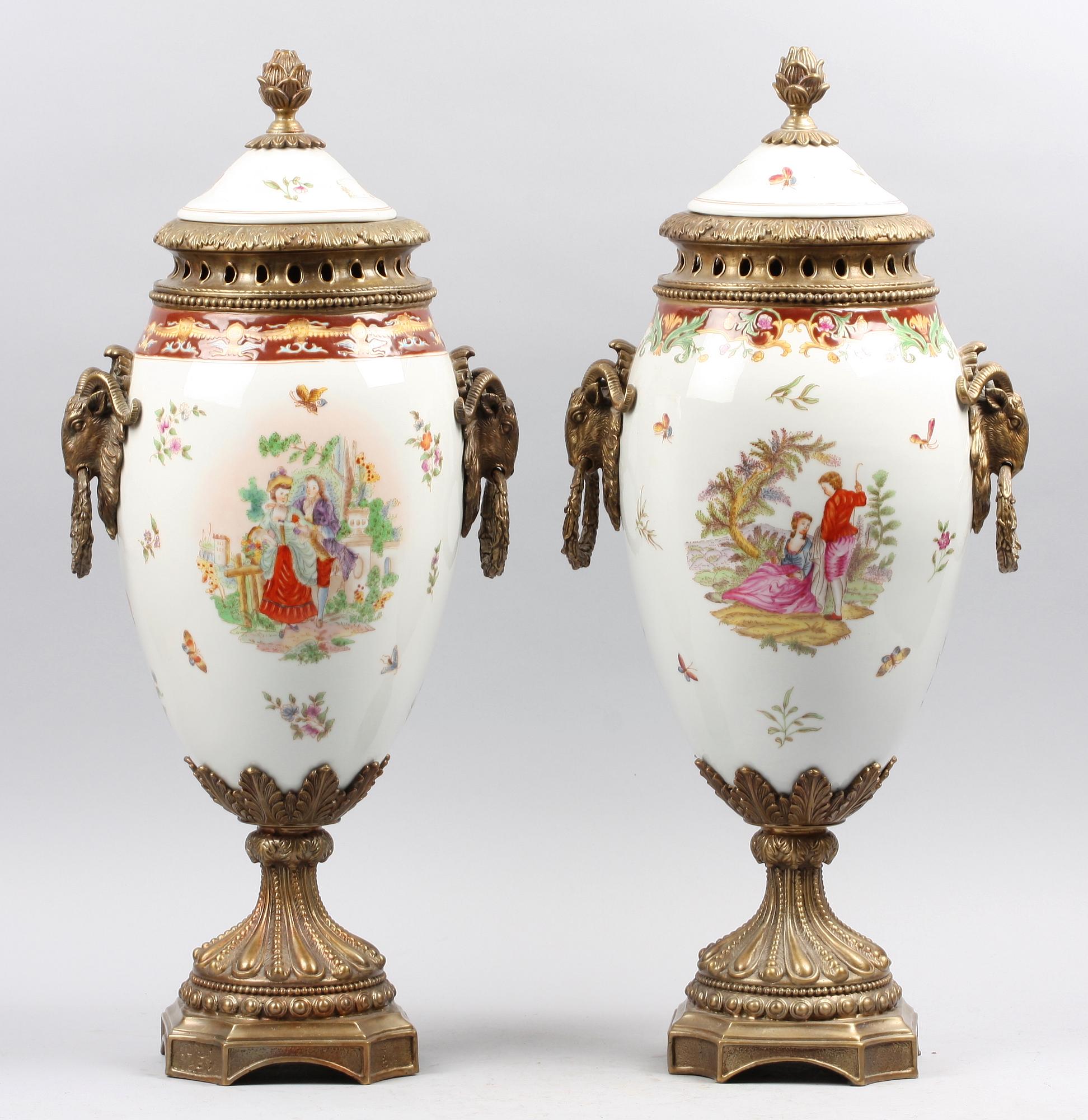 URNOR MED LOCK, 2 st snarlika, porslin.