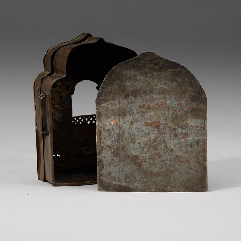 LITET RESEALTARE, kopparlegering med försilvrade detaljer. Tibet, 1800-tal.