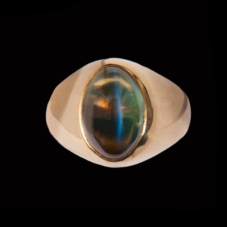 A chrysoberyl cat's-eye, circa 9.61 cts, ring.