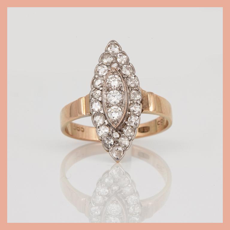 RING, 14K guld med gammal och briljantslipade diamanter tot ca 1,51 ct. Total vikt ca 3,72 g.
