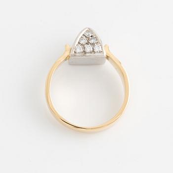 Ring with brilliant-cut diamonds.