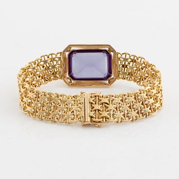 Armlänk, 18K guld med syntetisk färgväxlande safir.