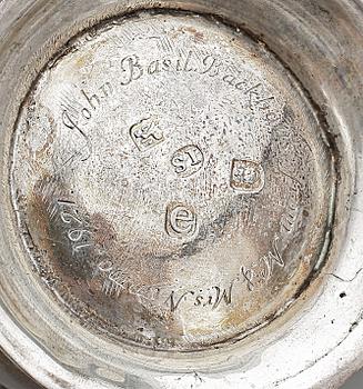 MUGG samt CHOKLADKANNA, silver, bland annat möjl. William Shaw & William Priest London 1757-58 , London. Vikt tot 652g.