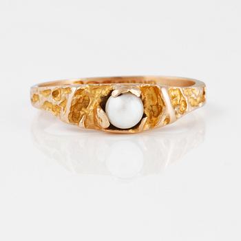 RING, 14K guld med odlad  pärla, "Litet ord", Björn Weckström, Lapponia 1969. Vikt 2,1 gram.