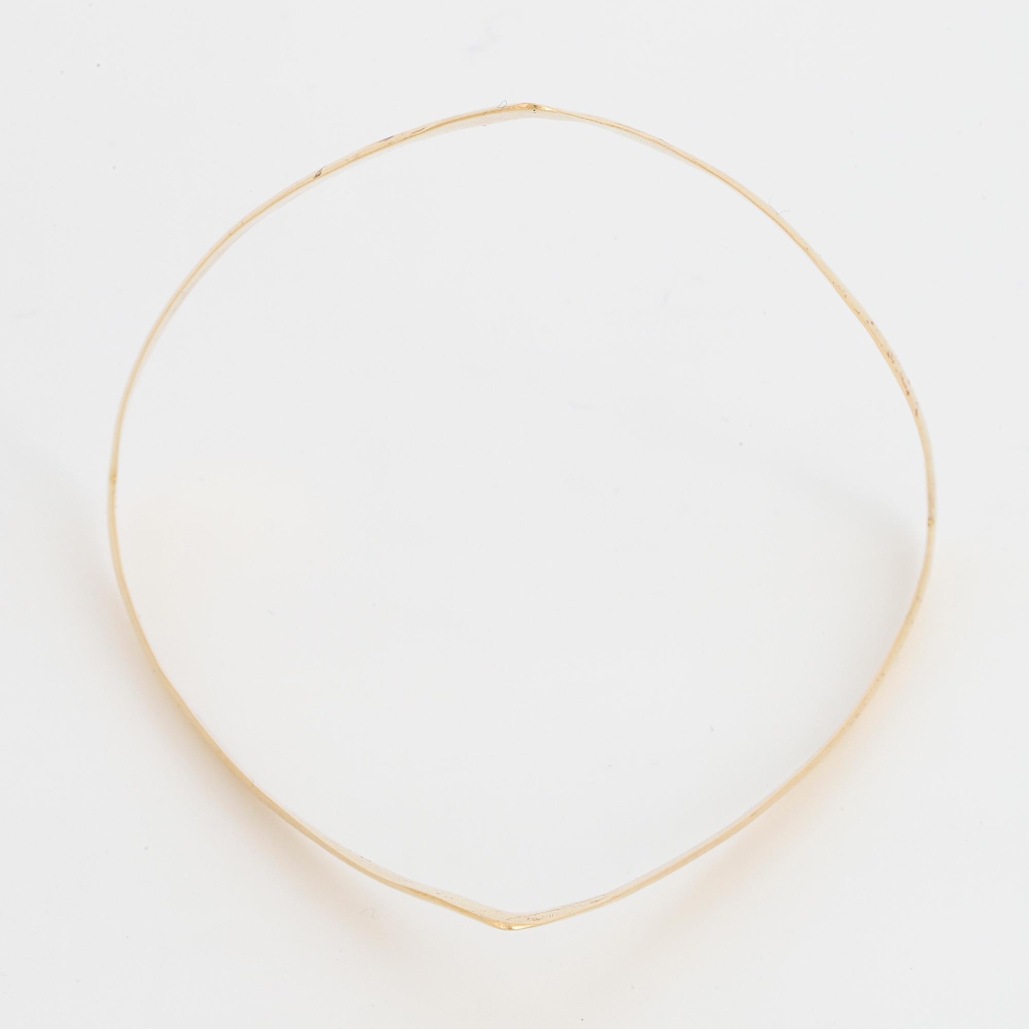 An 18K gold bangle.