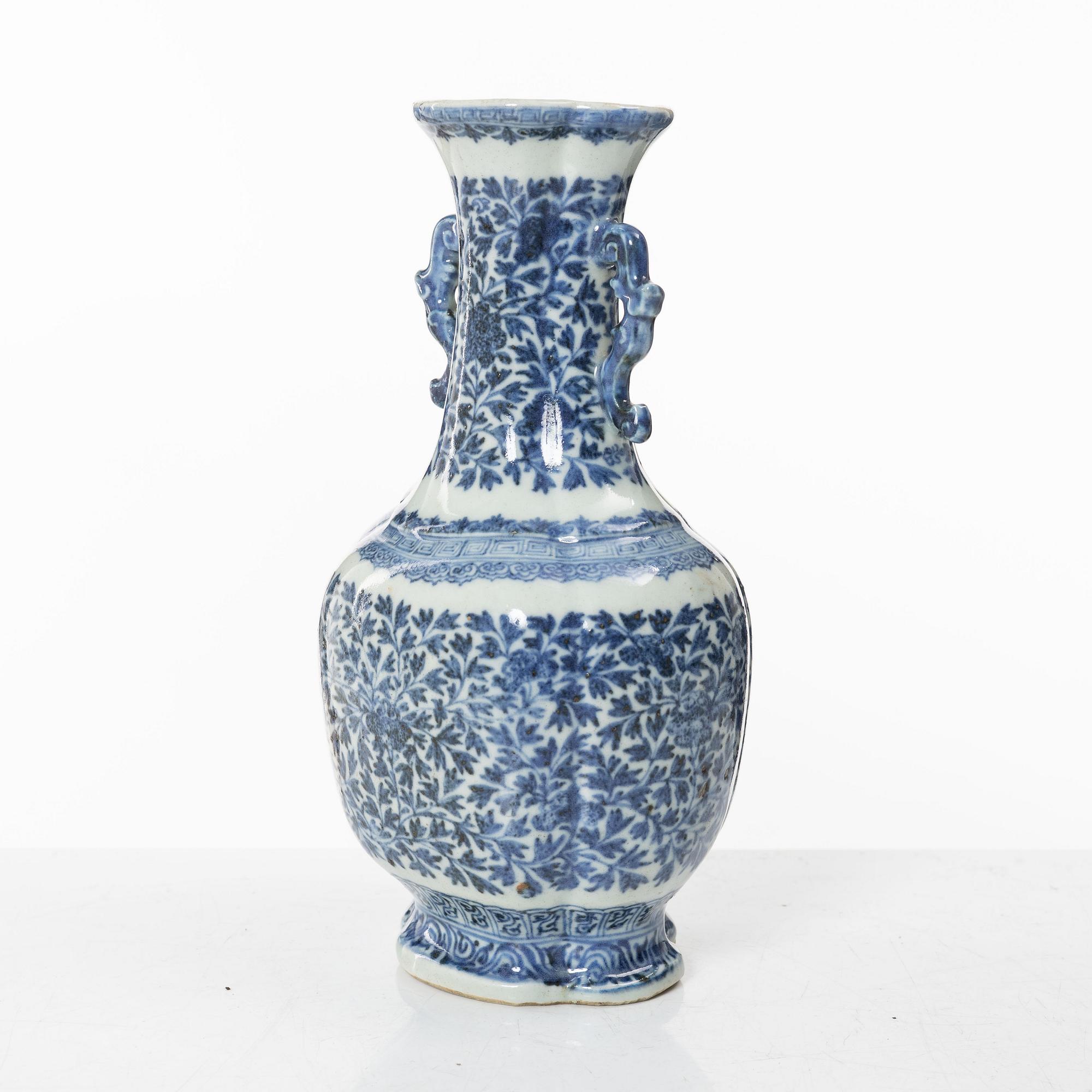 A Chinese blue and white porcelain vase, Qing dynasty, 18th century.