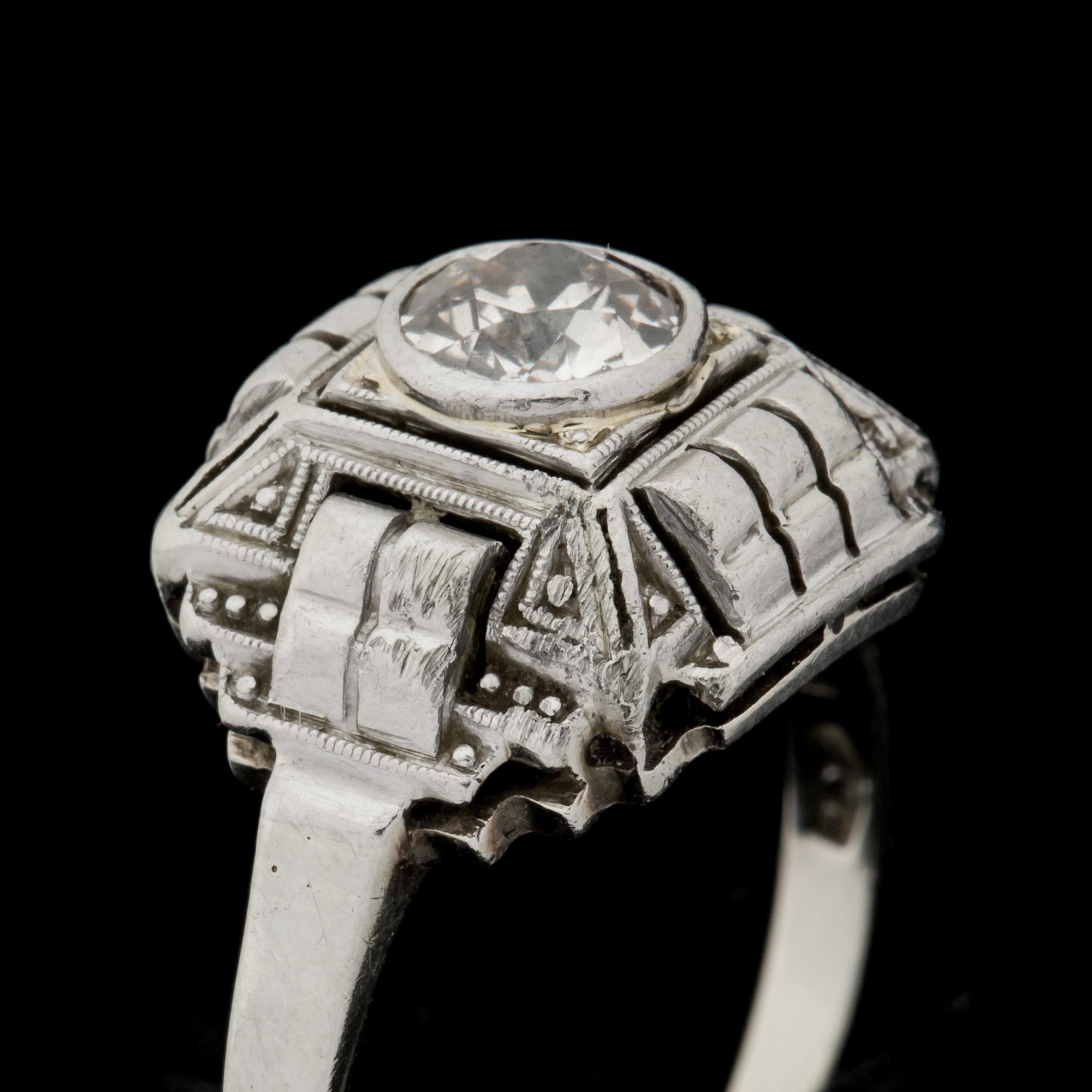 RING, 14 k guld med gammalslipad diamant ca 0,60 ct. Vikt ca 3 g.