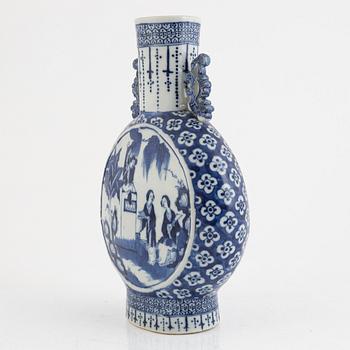 Pilgrimsflaska, porslin, Kina, Qingdynastin, sent 1800-tal.