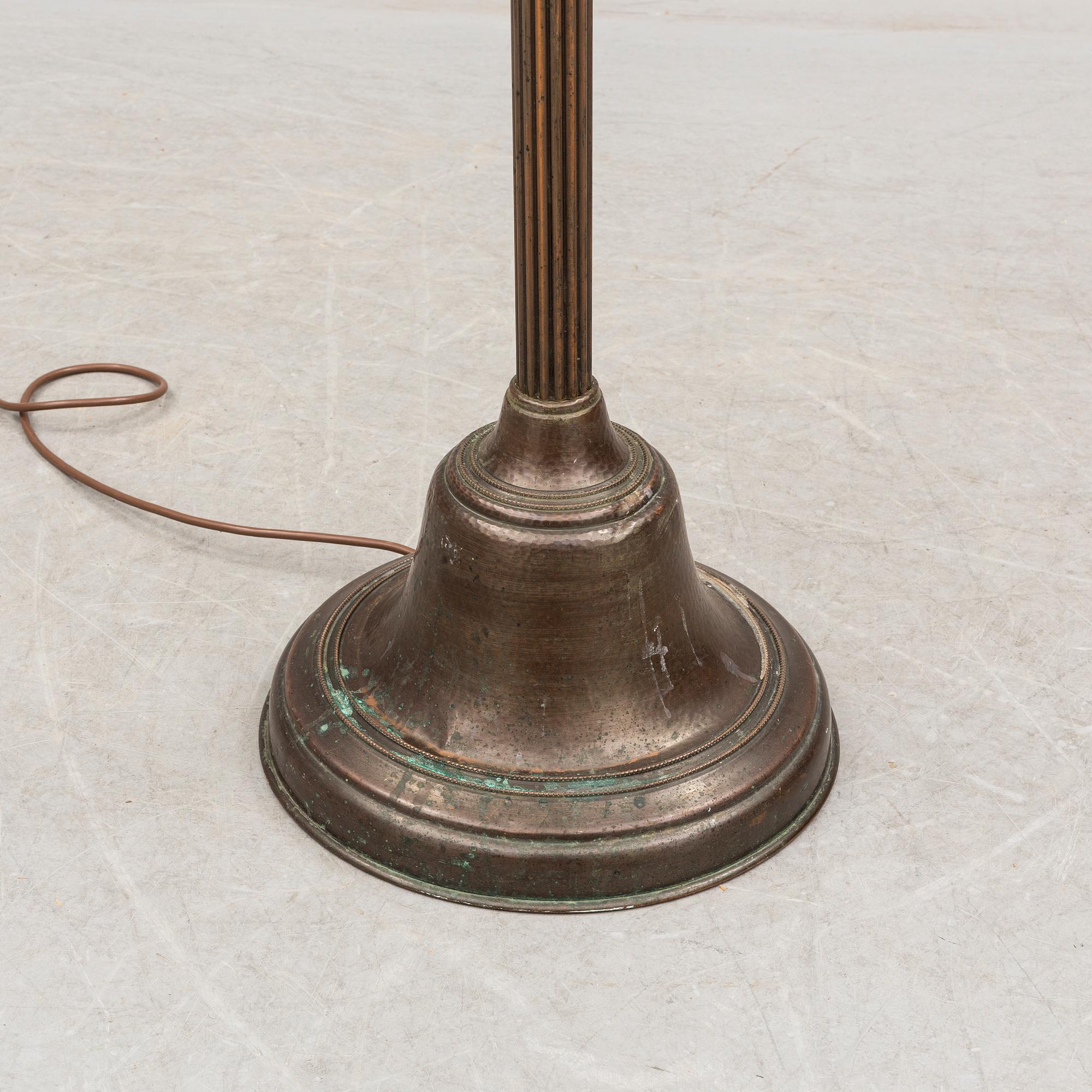 GOLVLAMPA, koppar, 1920-tal.