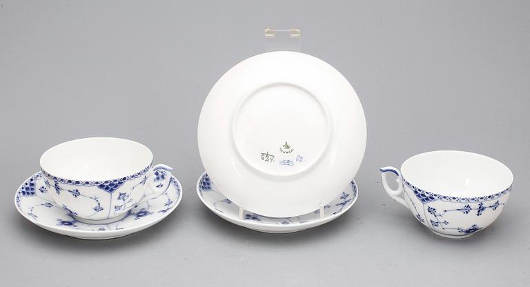 TEKOPPAR MED FAT, 23+1 delar, porslin, "Musselmalet", Royal Copenhagen,