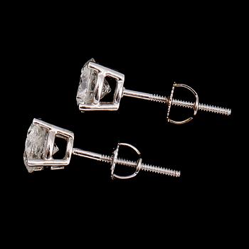 ÖRHÄNGEN, 1 par, 14 k vitguld, solitära briljantslipade diamanter tot ca 1.50 ct.