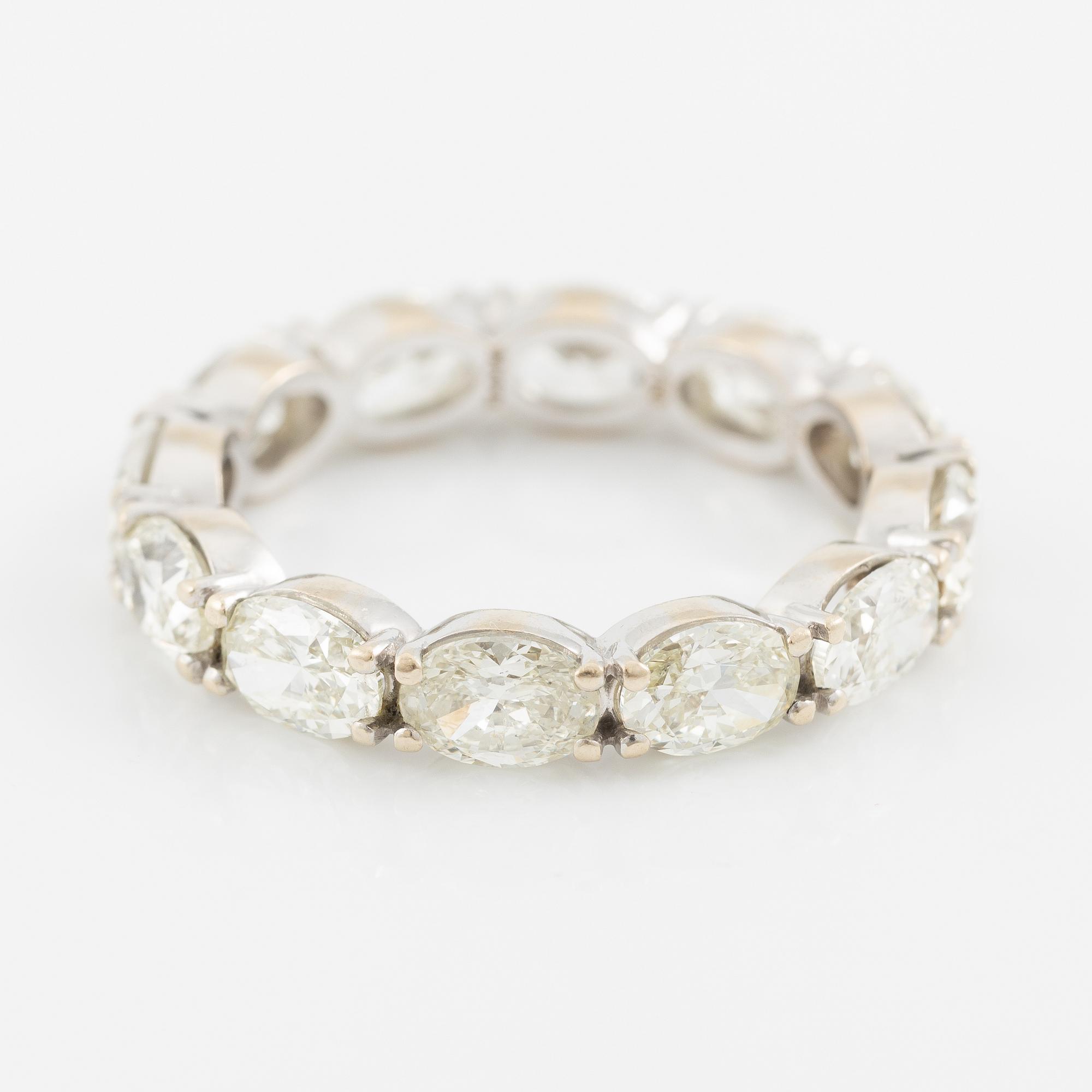 Ring, helallians, 18K vitguld med ovalslipade diamanter.