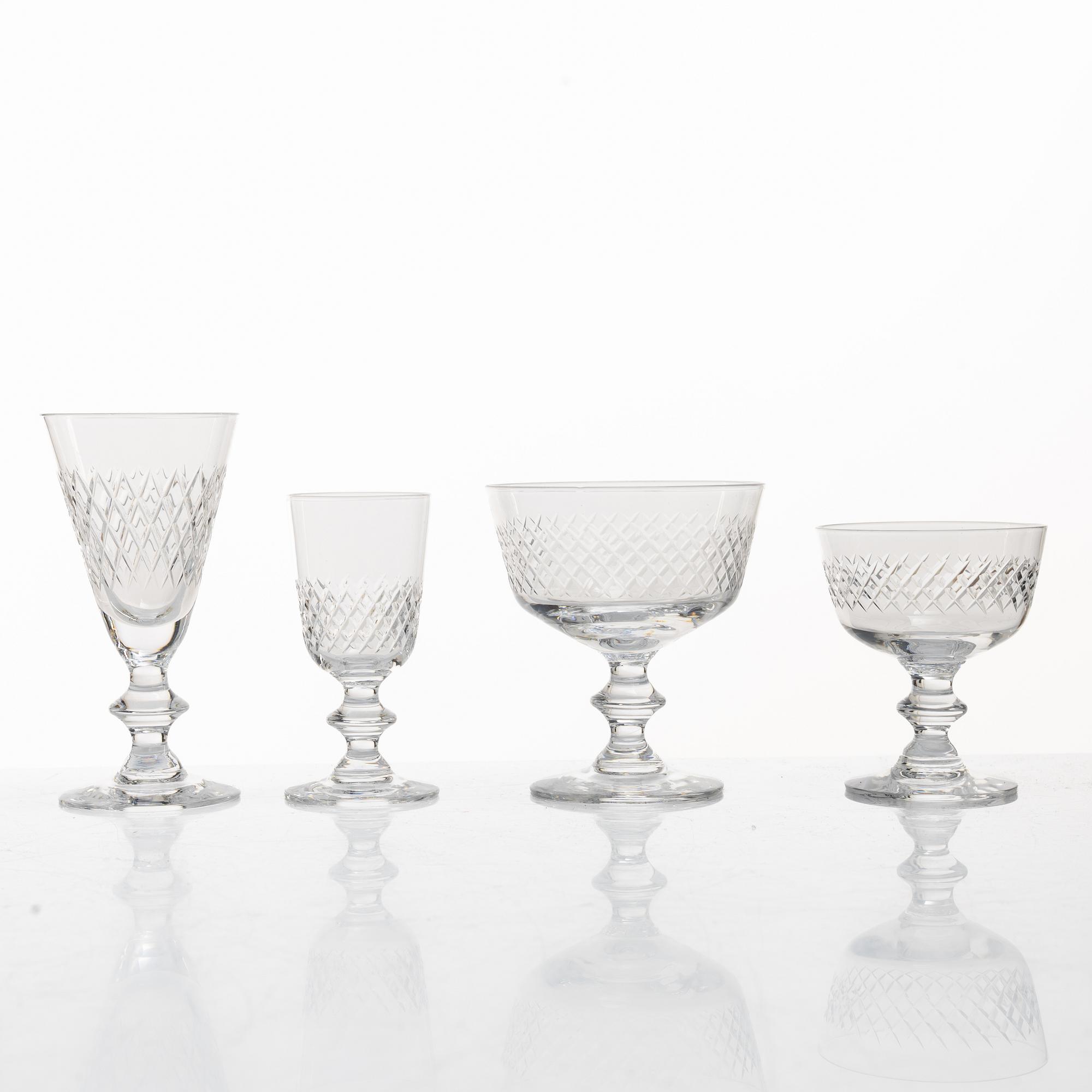Vicke Lindstrand, a 53 pieces Swedish glass service, "Diamant", Kosta, mid 20th century.