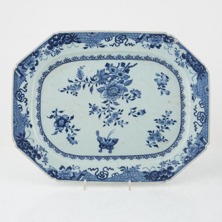 A Chinese blue and white export porcelain tureen with cover and stand, Qing dynasty, Qianlong (1736-95).