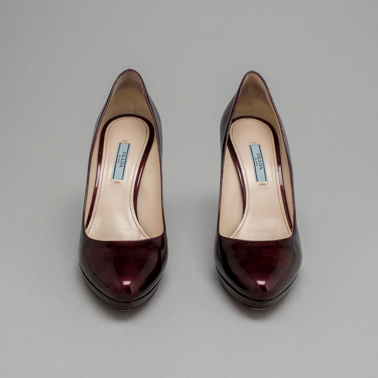 a pair of pumps by Prada, in size 39.