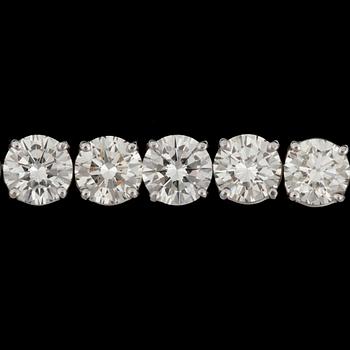 A diamond, total carat weight 24.28 cts, bracelet. Quality circa M-N/VS.