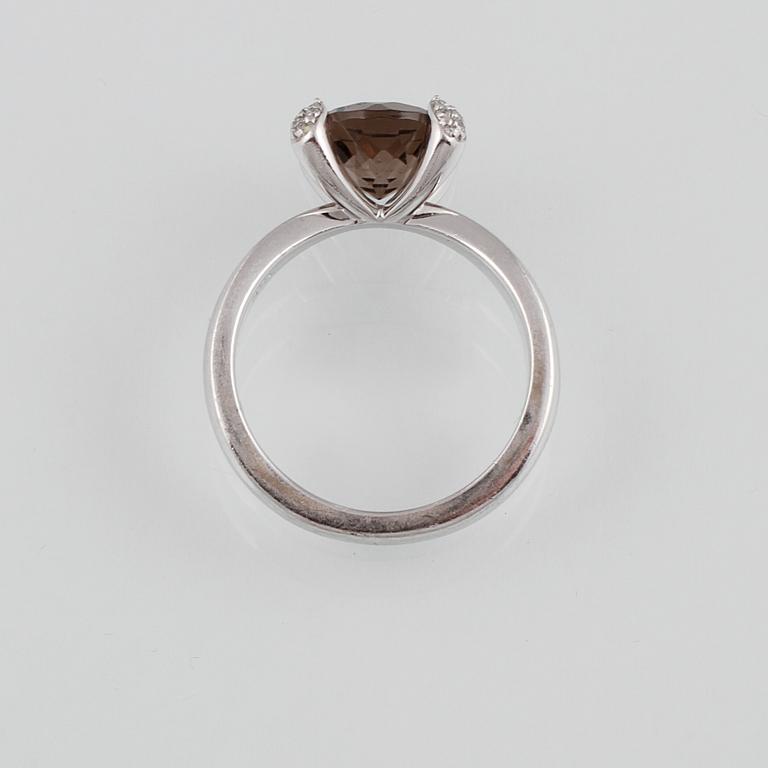 RING, 18K vitguld med briljantslipad rökkvarts samt 16 briljantslipade diamanter.  Vikt 8,4 g.