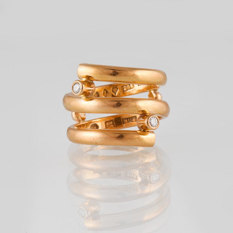 RING, 20K guld med 2 briljantslipade diamanter ca 0.06 ct. Vikt 11,9 gram.