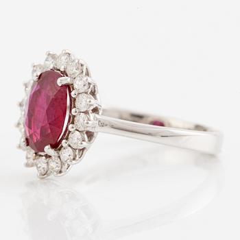 Ring 18K vitguld med en fasettslipad rubin och runda briljantslipade diamanter.