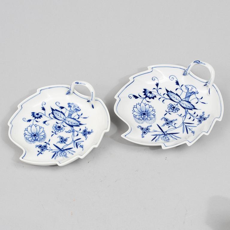 Tea caddy and three dishes, "Zwiebelmuster/Onion Pattern" , Meissen.