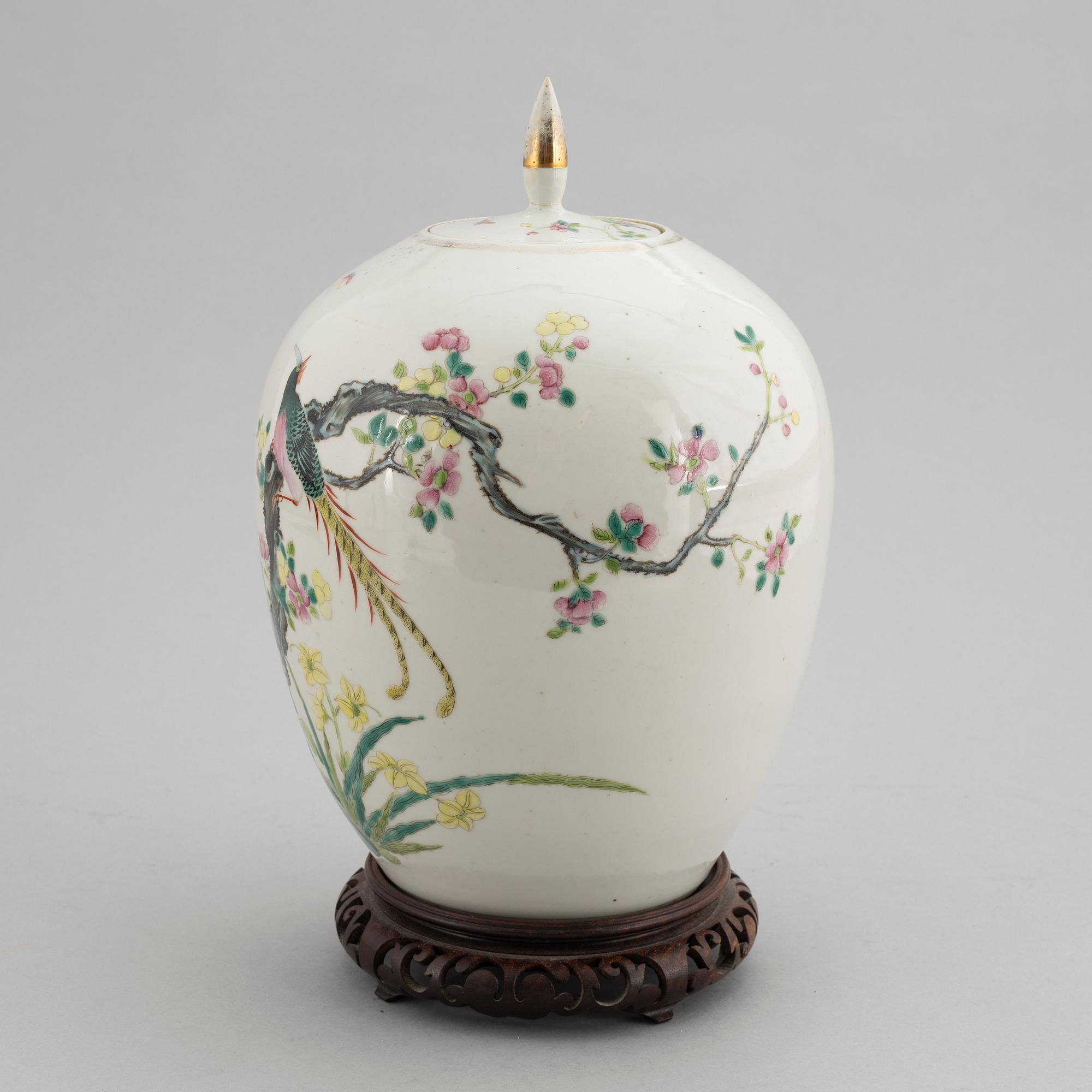 A Chinese porcelain urn with cover, first half of the 20th Century.