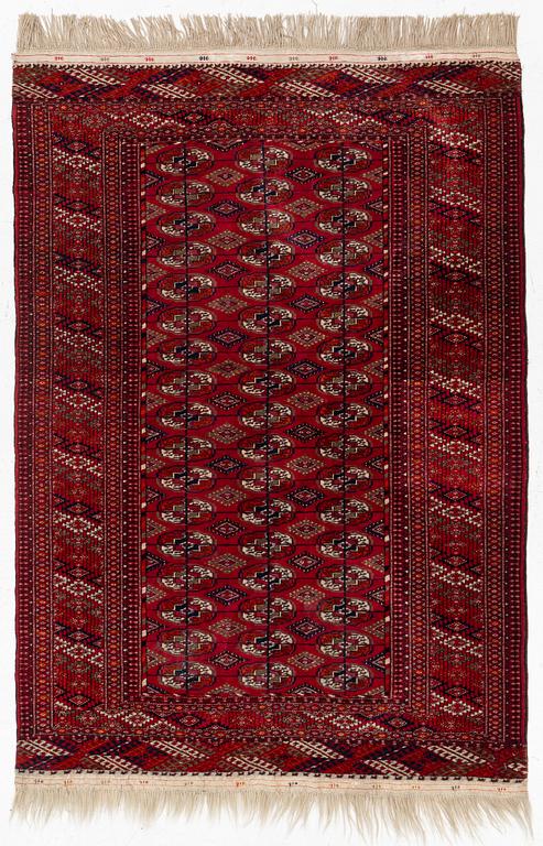 An oriental rug, c. 184 (+4cm flat weave on each end) x 133 cm.