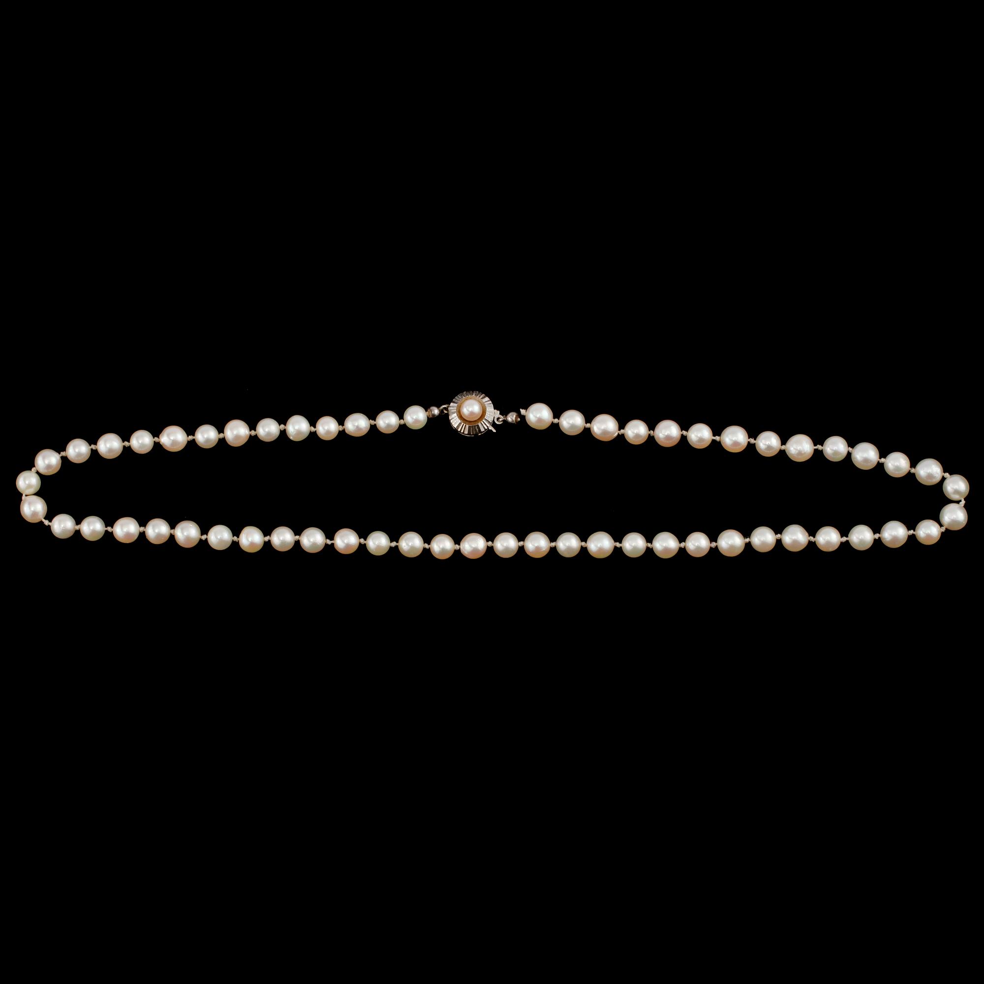 COLLIER, odlade pärlor med lås i 18k vitguld. 1900-talets andra hälft.